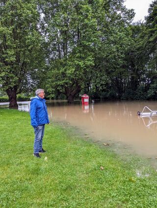 Vizebürgermeister Günter Bläß begutachtet die Lage im Ladenburger Freibad.