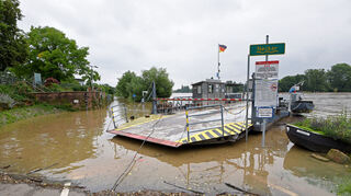 Die Fähre Neckarhausen muss mit einem speziellen Stahlseil gesichert werden. Der Anleger ist wegen erhöhter Verletzungsgefahr gesperrt.