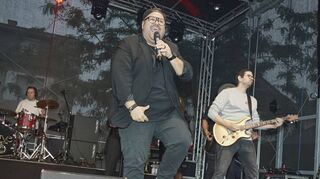 „Superhelden braucht das Land“: So heißt der Opener für das Heimspiel der Band The Groove Generation mit Marcel Kilian (vorne).