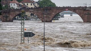 Der Neckar ist auf Höhe der historischen Altstadt von Heidelberg bei massivem Hochwasser über die Ufer getreten.