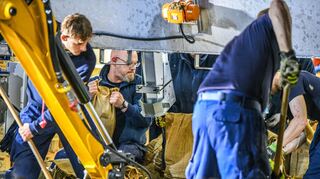 Einsatzkräfte des Technischen Hilfswerks (THW) befüllen am Logistikzentrum in Ulm Sandsäcke für Süddeutschland.