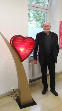 Bernhard Hossner vor seinem Lichtobjekt „Herzklopfen“.