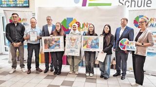 Der Leiter der Viernheimer Friedrich-Fröbel-Schule Markus Taube (v.l.), Lehrer und Präventionsbeauftragter Peter Long, Landrat Christian Engelhardt, die Gewinnerinnen Paulina Abresch, Youssra Rahou, Ksenija Pecenko und Aleksandra Blaszczak sowie Robert Gahler und Britta Dalhoff (beide DAK).