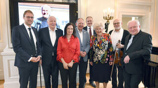 Im Schloss: Florian König (v.l.), Achim Weizel, Susanna Mazura-Grohmann, Christian Specht, Thomas Jesatko, Monika Kulczinski, Robert Frank, Georg Metz.