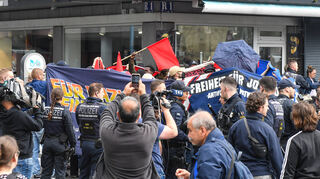 Eine kleine Gruppe der Antifa versucht die Kundgebungen zu stören und wird schnell von der Polizei eingekesselt.