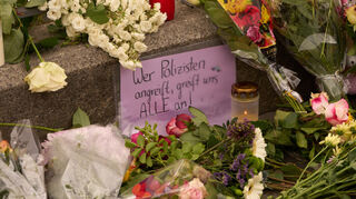 Nach der Messerattacke mit mehreren Verletzten in Mannheim erinnern Kerzen und Blumen an die Opfer.
