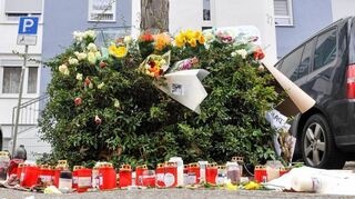 Kerzen und Blumen erinnerten nach den tödlichen Schüssen in der Johann-Schütte-Straße an den folgenreichen Polizeieinsatz.