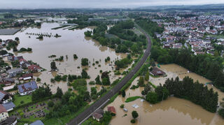 Das Hochwasser des Flusses Schussen überschwemmt Teile von Meckenbeuren. Eine Bahnstrecke ist dabei noch nicht überspült worden, aber rechts und links der Gleise steht bereits das Wasser.