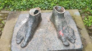 Von der Skulptur sind nur die Füße auf dem Sockel übrig geblieben.