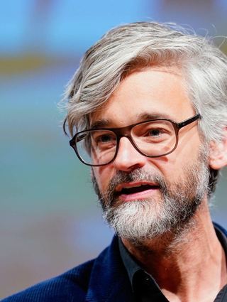Roger Vontobel, Regisseur der Nibelungen-Festspiele, zeigt in diesem Jahr vom 12. bis 28. Juli das neue Stück „Der Diplomat“ am Wormser Dom. Darin geht es um die Frage, wie sich ein Krieg verhindern lässt, den keiner will.