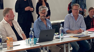 Bei der Pressekonferenz zum Probenbeginn der Nibelungenfestspiele "Der Diplomat": Palle Steen Christensen (Bühnenbildner), Roger Vontobel (Regisseur), Thomas Laue (künstlerischer Leiter Nibelungenfestspiele).