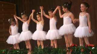 Die Ballettgruppe der Vier- bis Sechsjährigen zeigt bei der Jubiläumsfeier, was sie gelernt hat.