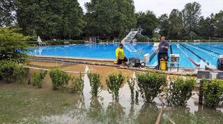 Bauhofmitarbeiter Martin Loose (l.) und Feuerwehrchef Pascal Löffelhardt sorgen am Montag dafür, dass nicht noch die Schwimmbecken geflutet werden.