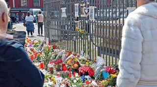 Menschen haben am Sonntagabend und am Montag mit zahlreichen Blumen und Kerzen ihre Trauer auf dem Marktplatz ausgedrückt.