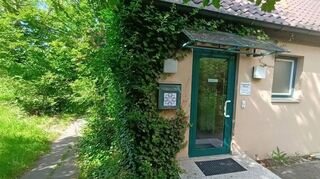 Neue Pläne für das verwilderte Gelände hinter dem Hofheimer Pfarrhaus: Hier soll eine zusätzliche Kitagruppe Platz finden.