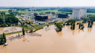 Das Hochwasser am Bibliser Kernkraftwerk – hier in einer Luftaufnahme. Links ist die Fläche zu sehen, auf der die beiden Kühltürme von Block A standen.