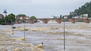 Noch keine Entwarnung und keine Spur von Romantik: Der Neckar ist in Heidelberg noch immer ein reißender Strom.