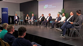 Auf dem Podium in der Mannheimer Abendakademie von links: Redakteur Timo Schmidhuber, Nina Wellenreuther (Grüne), Reinhold Götz (SPD), Claudius Kranz (Grüne), Holger Schmid (ML), Birgit Reinemund (FDP), Dennis Ulas (Linke), Rüdiger Ernst (AfD) und Redakteur Florian Karlein.