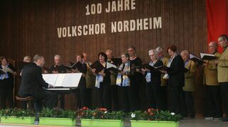Der gemischte Chor eröffnet die Feier musikalisch.