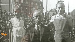 Maria Höhn (rechts) mit ihrem Opa und ihrer Schwester im „Mädchenwohnheim“ in Sandhofen, das zu dieser Zeit ein Seniorenheim war.