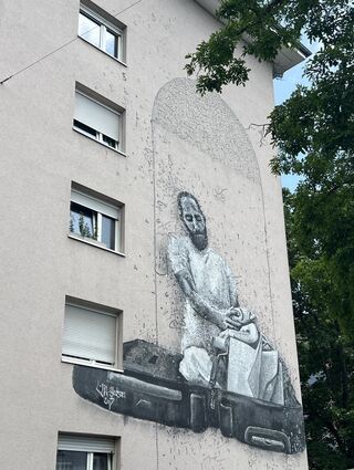 Der 1993 in Beirut geborene Yazan Halwani hat aus seinem Interesse für klassisches Graffiti-Writing, arabische Kalligrafie und figürliche Malerei seinen eigenen Stil entwickelt. Sein „Calligraffiti“ mit dem Namen "The Inevitability Of Leaving Things Behind" findet sich in F6,12.