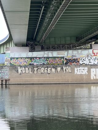 Die Farbe verwaschen, die Gefühle immer noch groß: Worte unter der Jungbuschbrücke von Kool Jürgen in Mannheim.