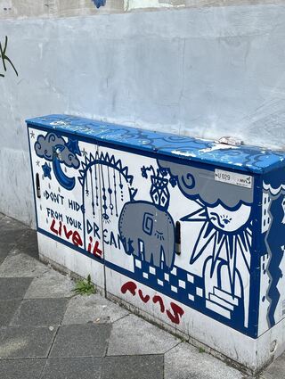 Ein Stromkasten in der Innenstadt mit einer klaren Botschaft: einfach an die Träume glauben. Unser Autor hat ihn bei seinem Rundgang durch die Straßen entdeckt.