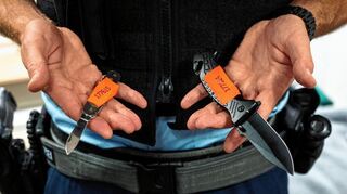 Ein Bundespolizist mit am Hauptbahnhof Hamburg sichergestellten Messer. Die Zahl der Messerangriffe steigt seit Jahren.