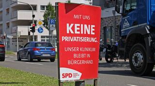 Solche Plakate zum Klinikum hängen überall in der Stadt.