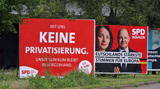 Auch auf großflächigen Plakaten in Ludwigshafen prangt der Schriftzug zum Klinikum. Dafür ist die SPD jetzt in die Kritik geraten.