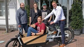 Das Lastenrad mit Florian Köhler (stehend v.l.), Jessica Vierling und Max Linn sowie Filip Neuwirth (in der Holzbox) und Bürgermeister Florian König.
