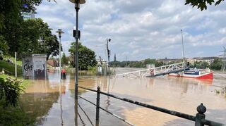 Auch auf der anderen Neckarseite steht das Wasser bis zur obersten Böschungskante. Nur wenige Meter trennen den Fluss noch von den Quadraten.