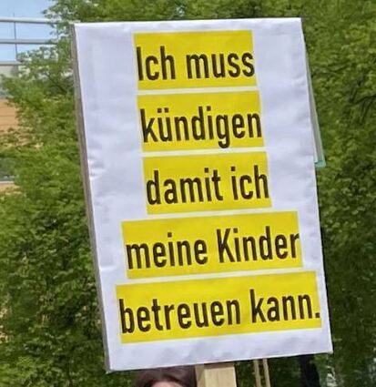 Im April protestierten Eltern vor N 1 mit Botschaften wie dieser.