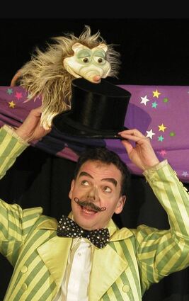 Die Ratte sorgt bei der Zirkus-Aufführung für mächtig Aufregung, weil sie dem Direktor Hut und Zauberstab mopst.