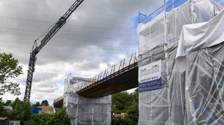 Das mittlere Stück der Brücke über die Sudetenstraße.
