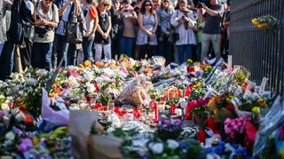 Bei einer Kundgebung unter dem Motto "Mannheim hält zusammen", anlässlich der Messerattacke bei der ein Polizist getötet wurde, wurden am Tatort Blumen niedergelegt.