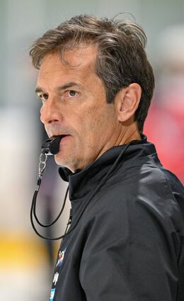 Dallas Eakins hat seinen Vertrag als Trainer und Manager der Adler Mannheim bis 2027 verlängert.