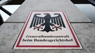 Ein Hinweisschild mit Bundesadler und dem Schriftzug „Generalbundesanwalt beim Bundesgerichtshof“, aufgenommen vor der Bundesanwaltschaft.