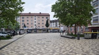 Der Marktplatz in Mannheim-Rheinau. In Mannheim ist ein AfD-Gemeinderatskandidat am späten Dienstagabend mit einem Messer angegriffen worden.