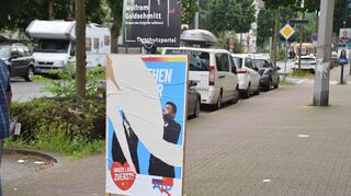 Zerstörte Wahlplakate der AfD auf der Mannheimer Rheinau.