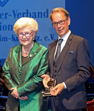 Man feiert gemeinsam: Monika Kulczinski 2021 bei der Verleihung der Wagner-Stele an Albrecht Puhlmann.