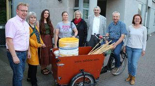 Reinhard Hölscher (2.v.r.) stellt der Cleanup-Gruppe beim ersten Treffen sein für das Müllsammeln bestens ausgerüstete E-Lastenfahrrad vor.