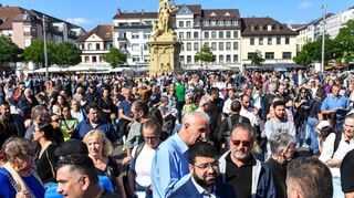 Auch die Muslime in Mannheim trauerten am Montag auf dem Marktplatz nach der Ermordung des 29-jährigen Polizisten.