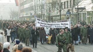 3500 Menschen beteiligen sich 1998 am Trauermarsch für den ermordeten Polizeibeamten vom Ehrenhof des Schlosses zur Konkordienkirche.