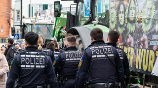 Polizisten bei einer Demonstration. Die Polizeipsychologin Ursula Gasch spricht im Interview darüber, wie Polizisten mit Gewalterfahrungen umgehen