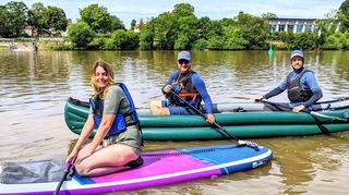 Vor dem Hochwasser: Marius Wenzel (M.) und Sebastian Ockenfuss (r.) weisen Lisa Leins ins Stand-up-Paddling ein.