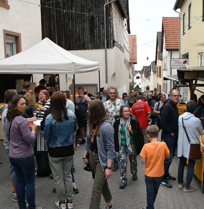 Beim Heisemer Straßenfest wird in den engen Gassen des Hirschberger Ortsteils Leutershausen rund um die Straußwirtschaften wieder jede Menge los sein – wie hier im vergangenen Jahr.