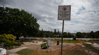 Neuenheimer Neckarwiese: Große Bereiche der beliebten Aufenthaltsfläche müssen leider gesperrt bleiben. Ein Teil der Spielgeräte kann zeitnah wieder genutzt werden.