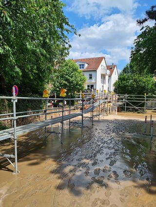 Dank der Hochwasserstege konnten die Anwohnerinnen und Anwohner in Wieblingen trockenen Fußes ihre Wohnungen erreichen.