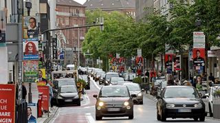 Wahlplakate in der Fressgasse, die meisten der unzulässig auf der rechten Seite in Fahrtrichtung hängenden wurden auf Aufforderung wieder entfernt.